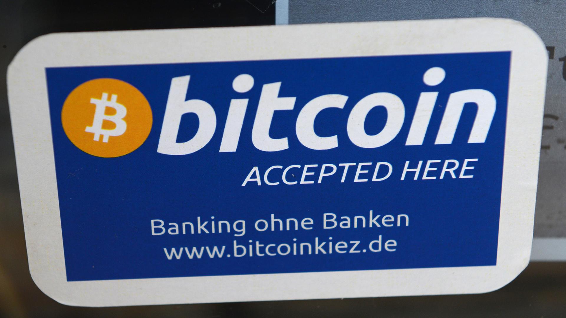 "Bitcoin accepted here" steht an einem Eingang zu einer Bar in Berlin-Kreuzberg.