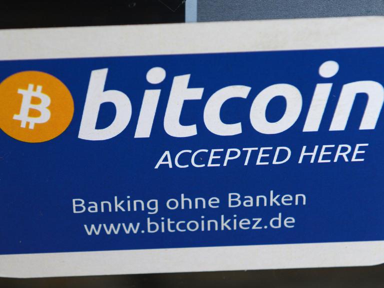 "Bitcoin accepted here" steht an einem Eingang zu einer Bar in Berlin-Kreuzberg.