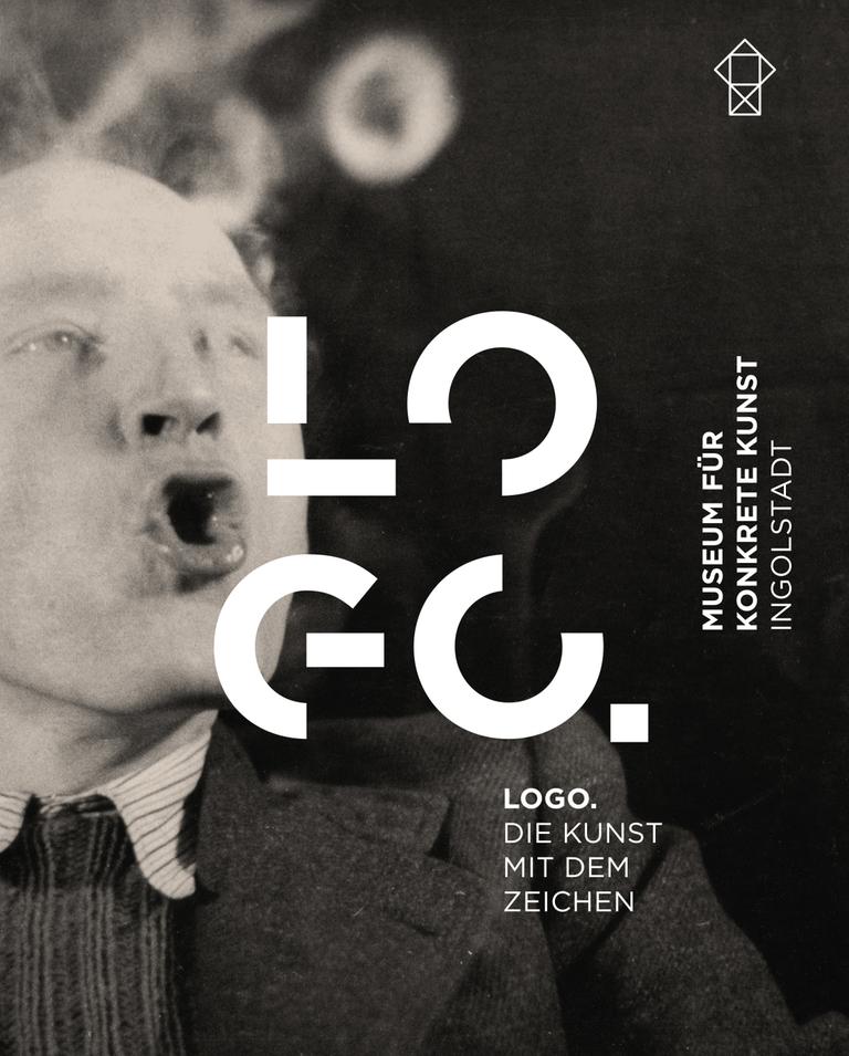 Ein Plakat der Ausstellung mit einer alten Schwarzweißfotographie eines Rauchers der Ringe bläst