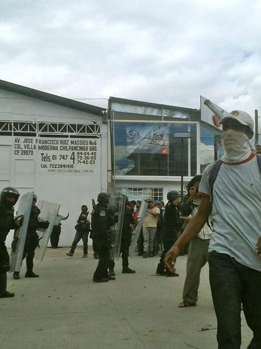 Nach dem mutmaßlichen Mord an Dutzenden Studenten dauern in Mexiko Proteste an, hier in der Provinzhauptstadt Chilpancingo.