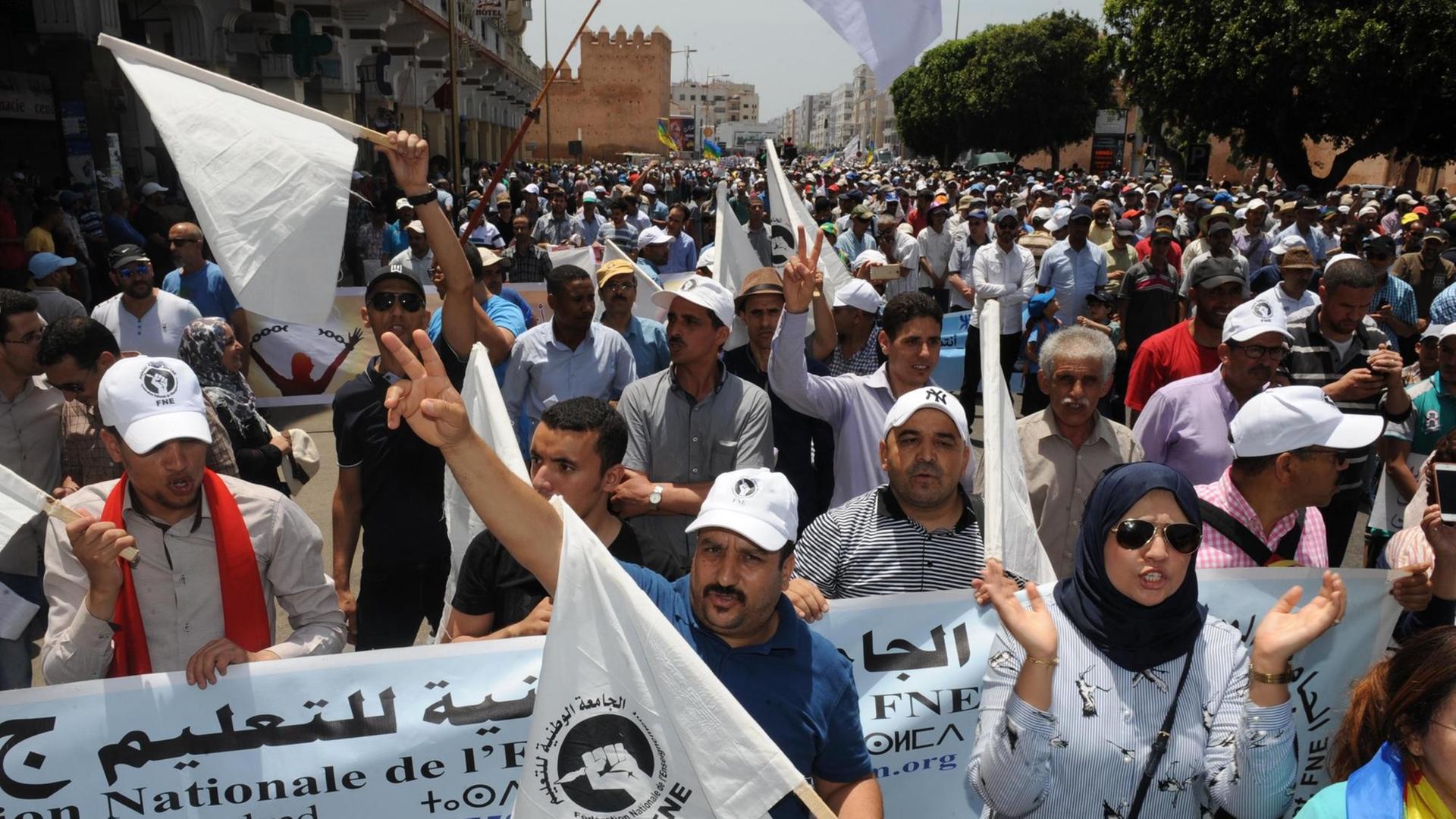 Demonstranten in Marokkos Hauptstadt Rabat fordern die Bekämpfung von Korruption und Arbeitslosigkeit.