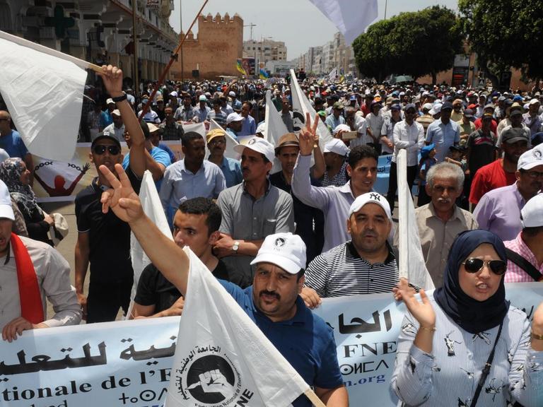 Demonstranten in Marokkos Hauptstadt Rabat fordern die Bekämpfung von Korruption und Arbeitslosigkeit.