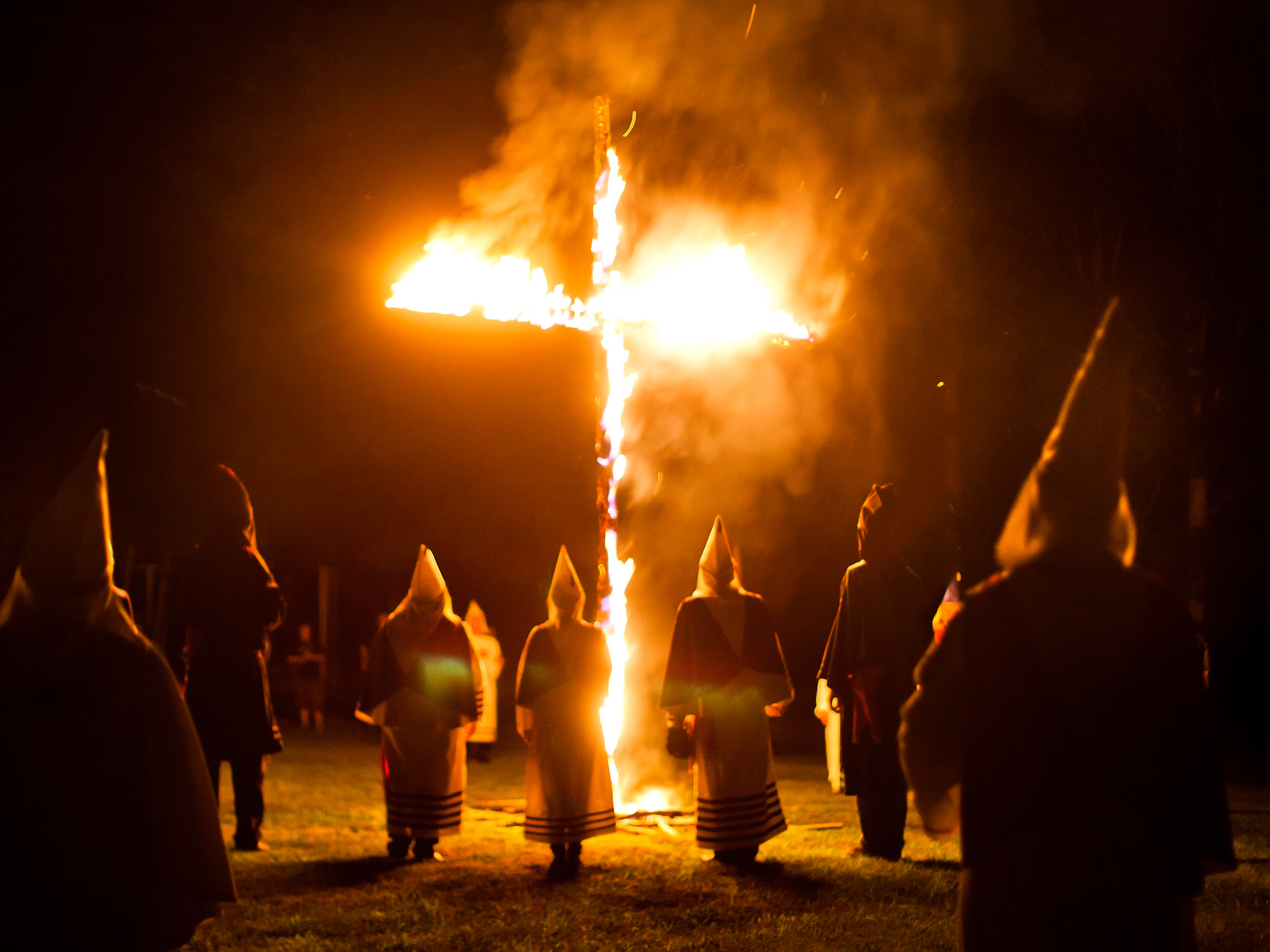 Ku-Klux-Klan - Mit brennenden Kreuzen für ein weißes und protestantisches  Amerika