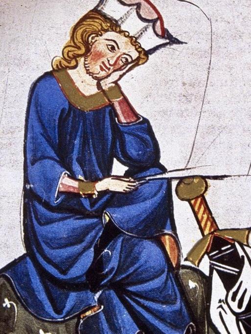 Die Zeichnung zeigt einen Mann mit langem blauen Mantel, der auf einem Stein sitzend sinniert, neben ihm ein Schwert in die Erde gerammt.