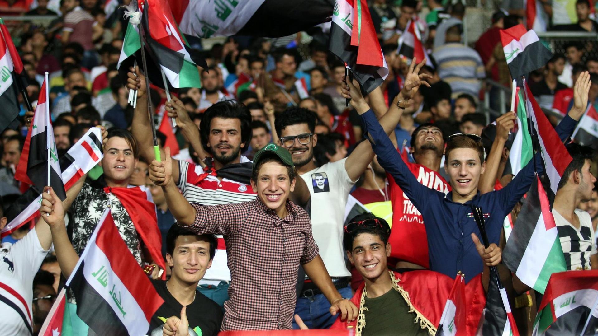 Irakische Fans feiern ihre Mannschaft bei einem Freundschaftsspiel gegen Jordanien.