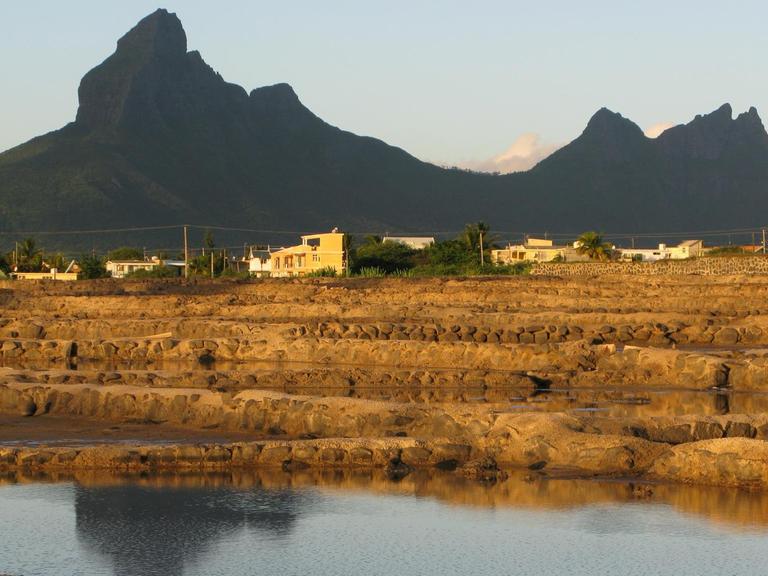 Salinenbecken zur Salzgewinnung an der Straße zwischen Tamarin und Grande Riviere Noire auf Mauritius, aufgenommen am 08.04.2008.