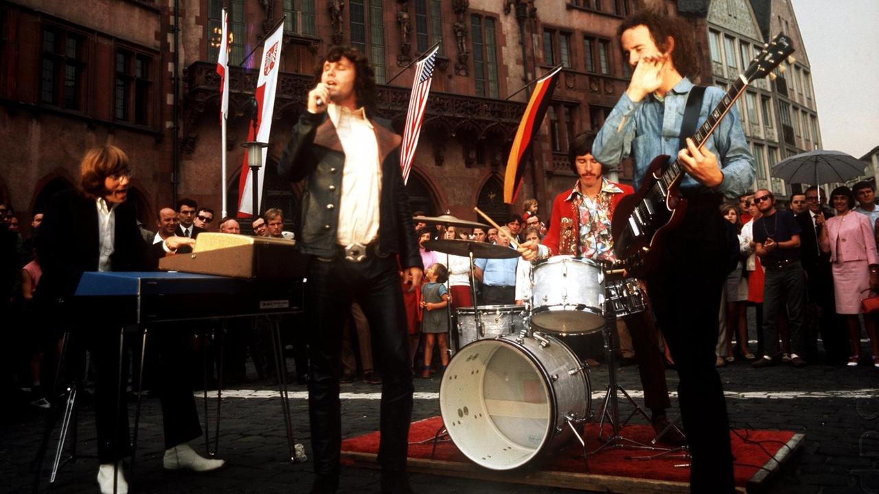 v.l.:Ray Manzarek (Hammond-Orgel), Jim Morrison (Sänger), John Densmore (Schlagzeug) und Robby Krieger (Gitarre), die legendäre US-Rockgruppe "The Doors", bei Fernsehaufnahmen vor dem Frankfurter Römer. Undatierte Aufnahme. | Verwendung weltweit