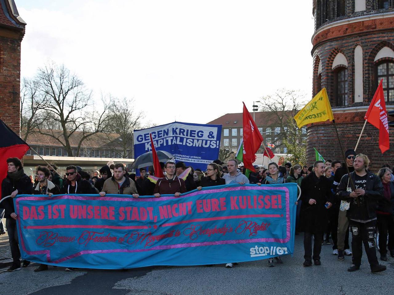 Demonstranten am Vortag des Gipfels in Lübeck