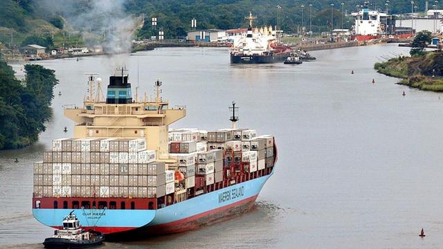 Ein Container-Schiff fährt auf dem Panama-Kanal.