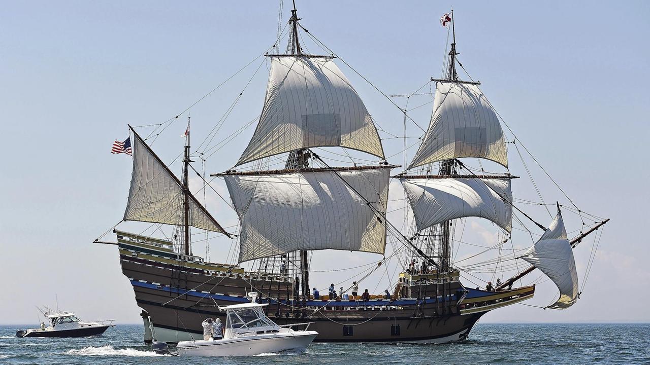 Die Mayflower II unter vollen Segeln.