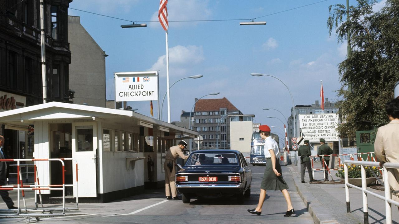 Checkpoint Charlie in der Friedrichstrasse in Berlin. Der Grenzübergang ist für Diplomaten und Ausländer. Aufnahme aus den 1960er Jahren.