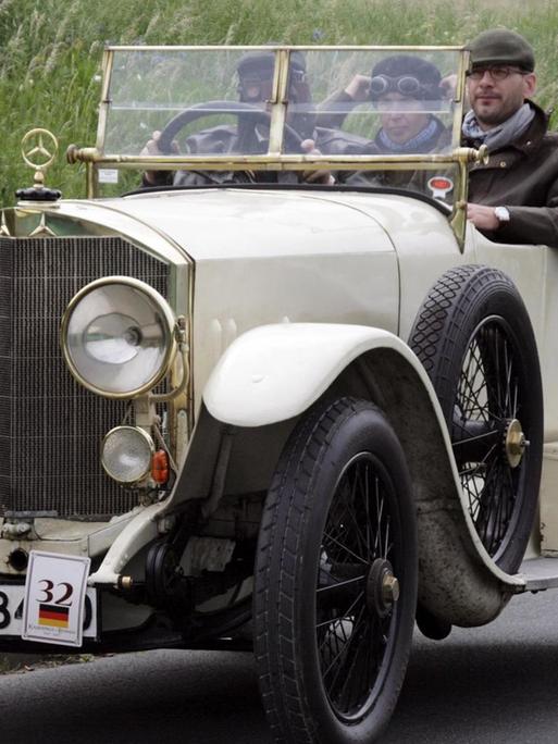 Ein voll besetzter Mercedes 32 95, Baujahr 1922, beim Kaiserpreisrennen in Bad Homburg