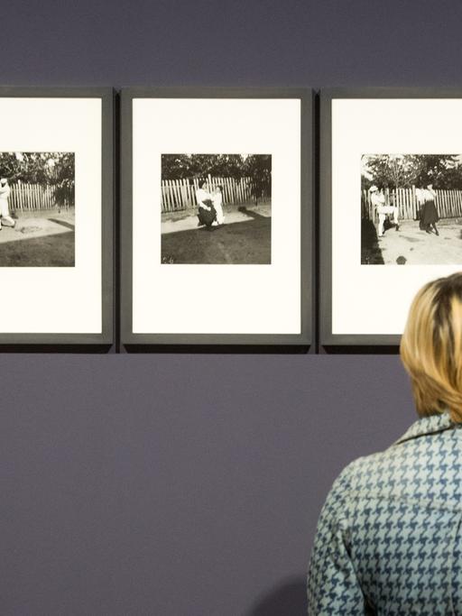 Fotoaufnahmen "Zwei Mädchen parodieren eine Theaterszene" (1899/1900 Texas, USA) der Künstlerin Gabriele Münter, aufgenommen am 27.10.2017 in München (Bayern) im Kunstbau am Lenbachhaus in der Ausstellung "Gabriele Münter - Malen ohne Umschweife". Die Ausstellung ist von 31.10.2017 bis 08.04.2018 in München zu sehen. Foto: Tobias Hase/dpa | Verwendung weltweit