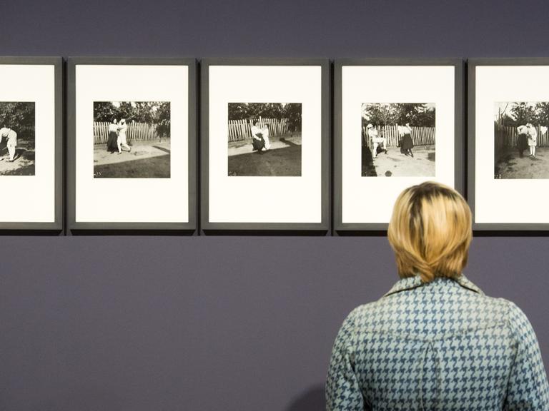 Fotoaufnahmen "Zwei Mädchen parodieren eine Theaterszene" (1899/1900 Texas, USA) der Künstlerin Gabriele Münter, aufgenommen am 27.10.2017 in München (Bayern) im Kunstbau am Lenbachhaus in der Ausstellung "Gabriele Münter - Malen ohne Umschweife". Die Ausstellung ist von 31.10.2017 bis 08.04.2018 in München zu sehen. Foto: Tobias Hase/dpa | Verwendung weltweit