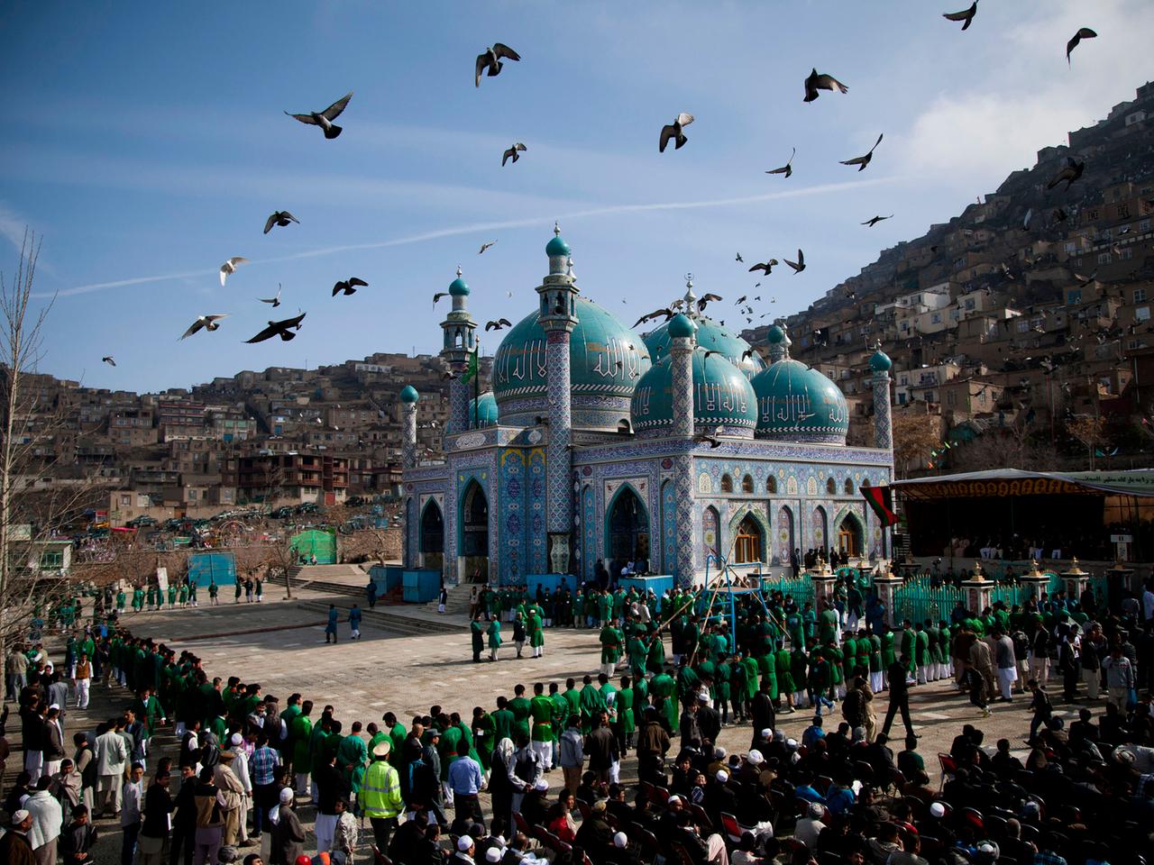 Hunderte von Afghanen versammeln sich an der Kart-e Sakhi Moschee in Kabul.