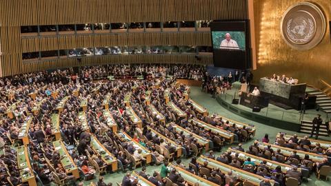 Ein großer Raum mit vielen Zuschauerreihen und einem Rednerpult - der Saal der Vollversammlung der Vereinten Nationen