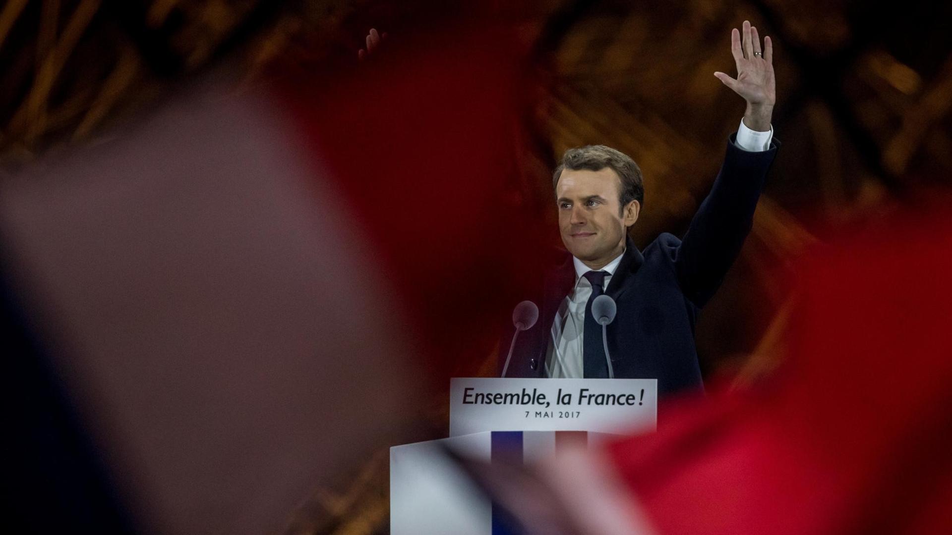 Emanuel Macron, der neugewählte Präsident Frankreichs jubelt am 07.05.2017 in Paris, Frankreich, auf der Bühne vor dem Louvre seinen Anhängern zu. Macron konnte die Stichwahl um das Präsidentenamt in Frankreich gegen Le Pen von der Front National für sich entscheiden.