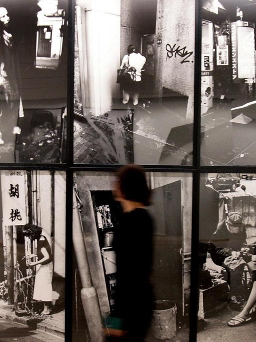 Eine Besucherin schaut sich Köln Fotos des renommierten japanischen Fotografen Daido Moriyama an.