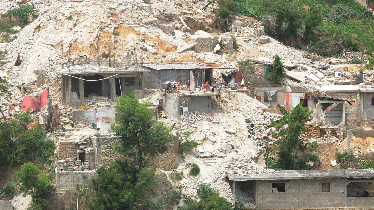 An einem Hang der haitianischen Hauptstadt Port-au-Prince sind nur noch Überreste zerstörter Häuser zu erkennen (2010)