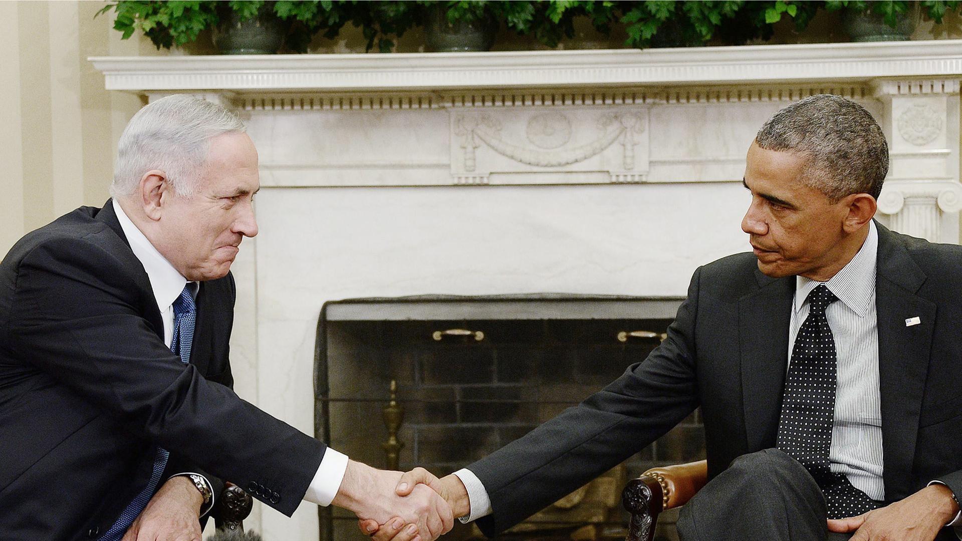Der israelische Premierminister Netanjahu und US-Präsident Obama vor ihrem Gespräch im Weißen Haus. Sie schütteln sich die Hände.