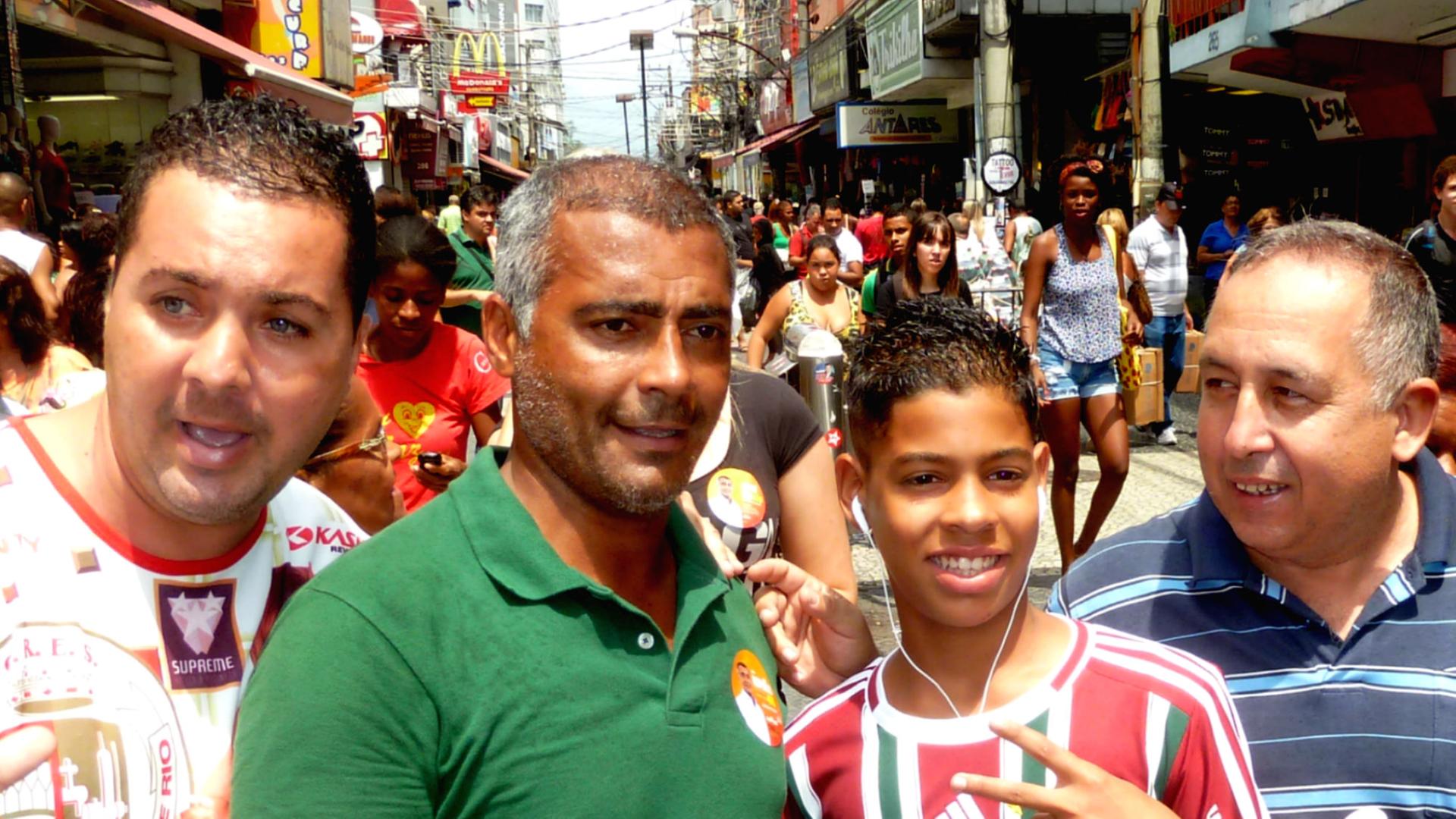 Der brasilianische Ex-Fußballer Romário (2. von links) auf Wahlkampftour: Er steht zwischen mehreren Menschen und lässt sich fotografieren.