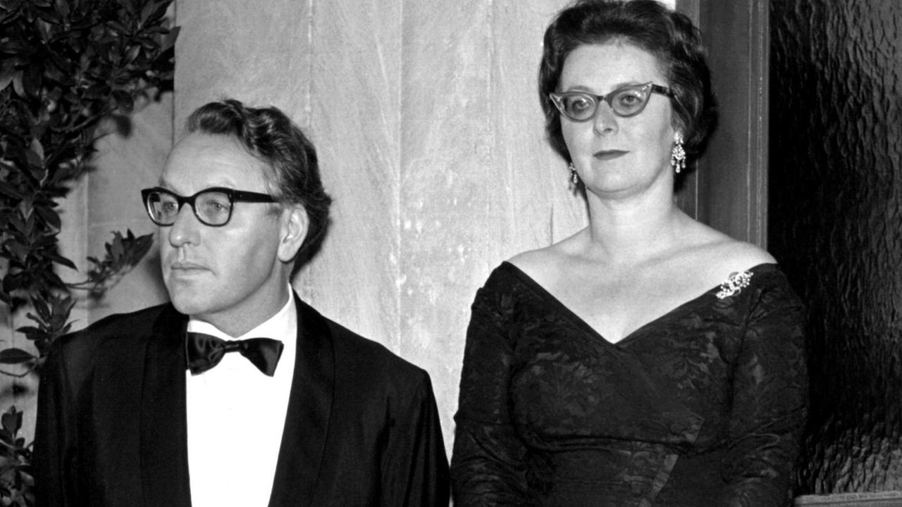 Der Opernregisseur und Leiter der Bayreuther Festspiele, Wieland Wagner, zusammen mit seiner Ehefrau Gertrud am 1.8.1960.