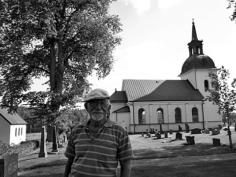 Lars Gustafsson auf dem Friedhof von Väster Våla