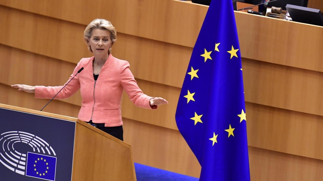 EU-Kommissionspräsidentin Ursula von der Leyen während ihrer ersten Rede zur Lage der EU im Europäischen Parlament in Brüssel. Sie steht am Rednerpult, rechts neben ihr eine EU-Flagge.