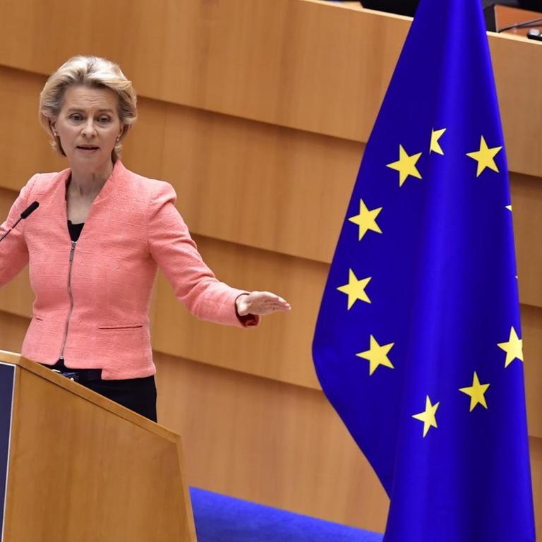 EU-Kommissionspräsidentin Ursula von der Leyen während ihrer ersten Rede zur Lage der EU im Europäischen Parlament in Brüssel. Sie steht am Rednerpult, rechts neben ihr eine EU-Flagge.