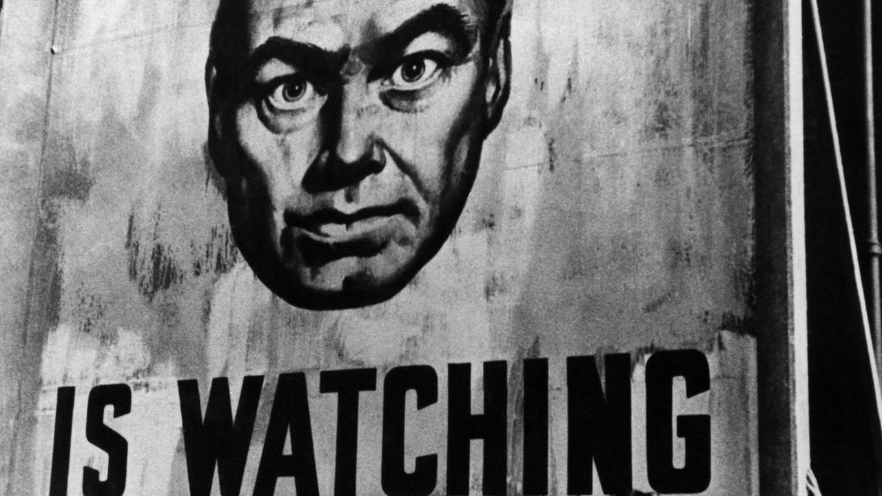 Wandbild von "Big Brother": Szene aus der britischen Verfilmung von George Orwells "1984" in den 1950er-Jahren. 
