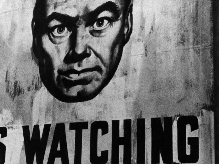 Wandbild von "Big Brother": Szene aus der britischen Verfilmung von George Orwells "1984" in den 1950er-Jahren.