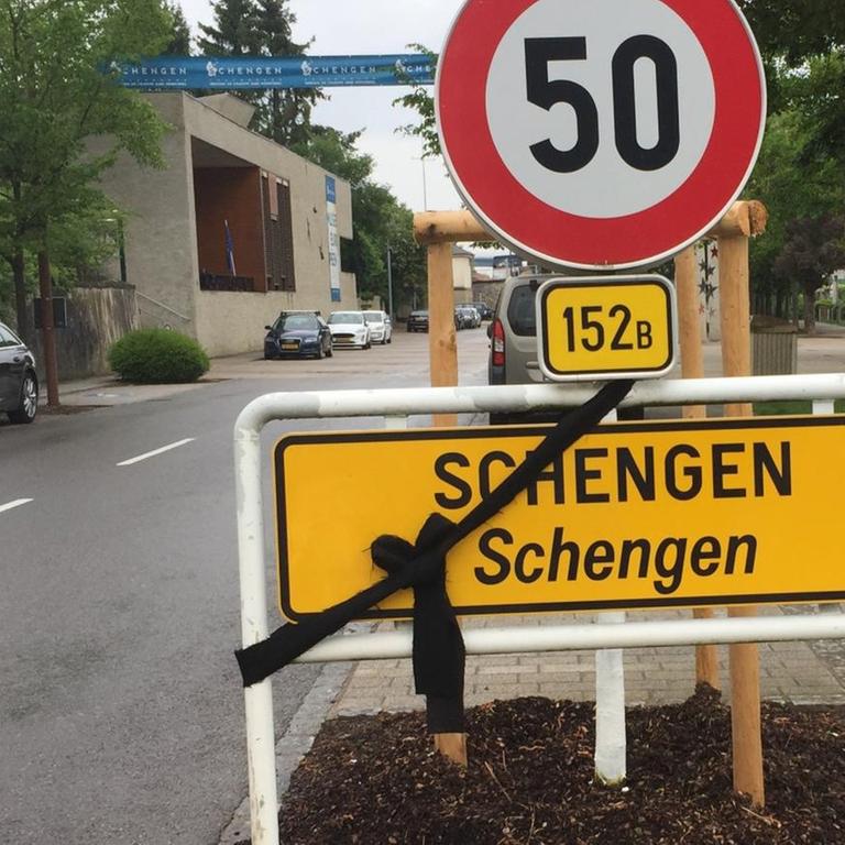 Das Ortsschild von Schengen in Luxemburg ist mit einem schwarzen Stoffband umwickelt – eine Aktion von Einwohnern, die enttäuscht sind von den innereuropäischen Grenzschließungen während der Coronakrise