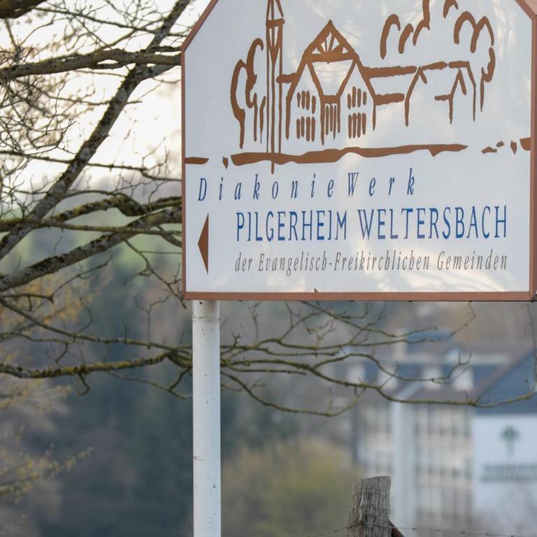 Blick auf das Seniorenheim Pilgerheim Weltersbach in Leichlingen, im Vordergrund ist ein Schild mit der Aufschrift "Pilgerheim Weltersbachr" zu sehen