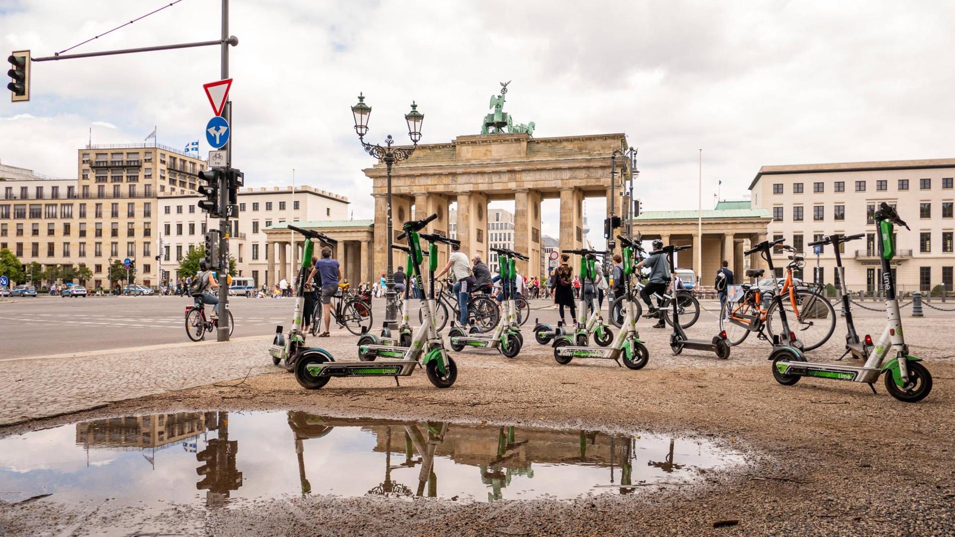 Zahlreiche E-Scooter stehen auf dem Pariser Platz und stören den freien Blick auf das Brandenburger Tor.