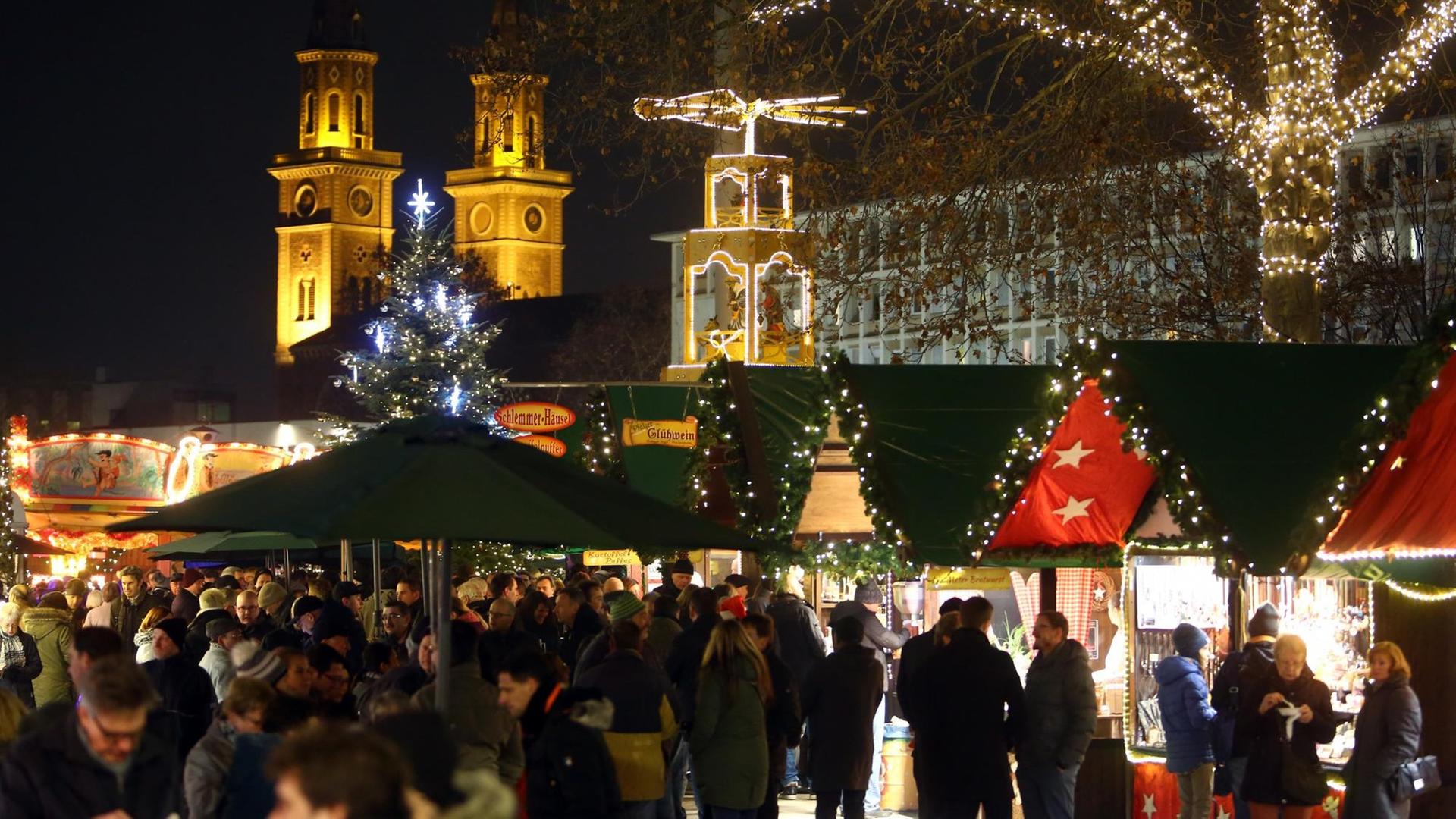 Zahlreiche Menschen besuchen den Weihnachtsmarkt in Ludwigshafen (Rheinland-Pfalz). Ein zwölfjähriger Junge soll hier Ende November versucht haben, eine Nagelbombe zu zünden.