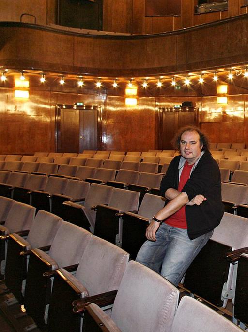 Matthias Lilienthal, aufgenommen 2007 im Zuschauerraum des Berliner Hebbel am Ufer, damals war der Theatermacher dort Intendant und Dramaturg.