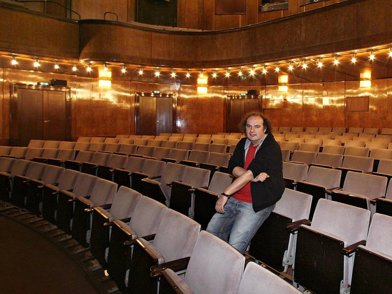 Matthias Lilienthal, aufgenommen 2007 im Zuschauerraum des Berliner Hebbel am Ufer, damals war der Theatermacher dort Intendant und Dramaturg.