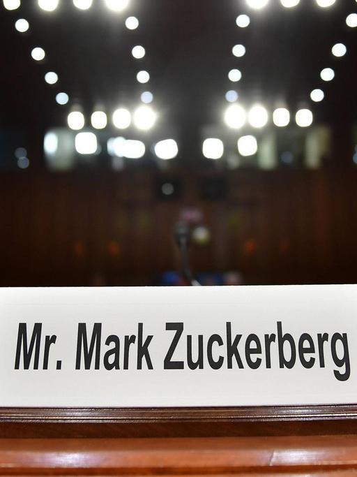 Das Namensschild von Facebook-Chef Mark Zuckerberg steht auf einem Tisch für die Anhörung vor einem Ausschuss des US-Senats in Washington