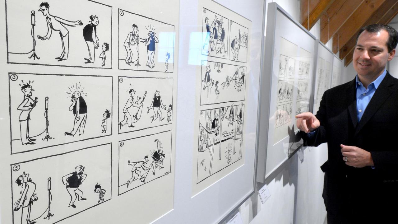 Der Enkel des Zeichners Erich Ohser, Peter Ohser, besucht eine Ausstellung über das Werk seines Großvaters.