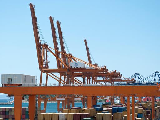 Container und Cosco-Kräne im Hafen von Piräus