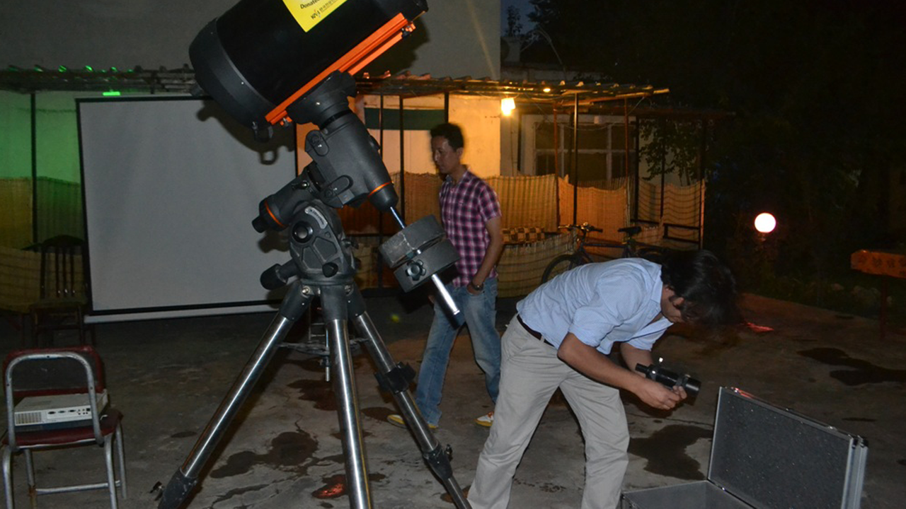Ibrahim Amiri baut das Teleskop auf.