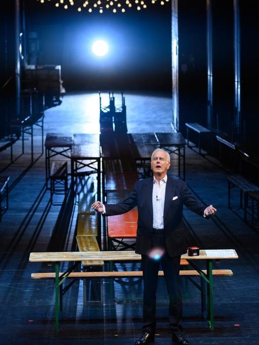Harald Schmidt steht mit geschlossenen Augen und offenen Armen im Bühnenbild "Italienische Nacht".