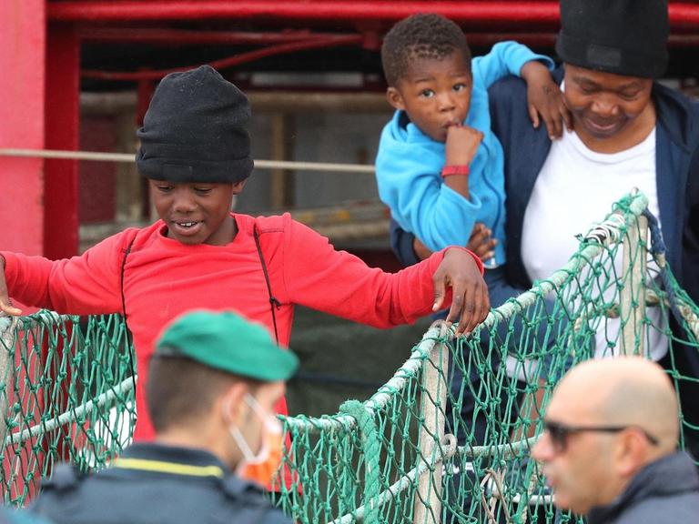 Gerettete Flüchtlinge verlassen das Seenotrettungsschiff Ocean Viking in Italien.