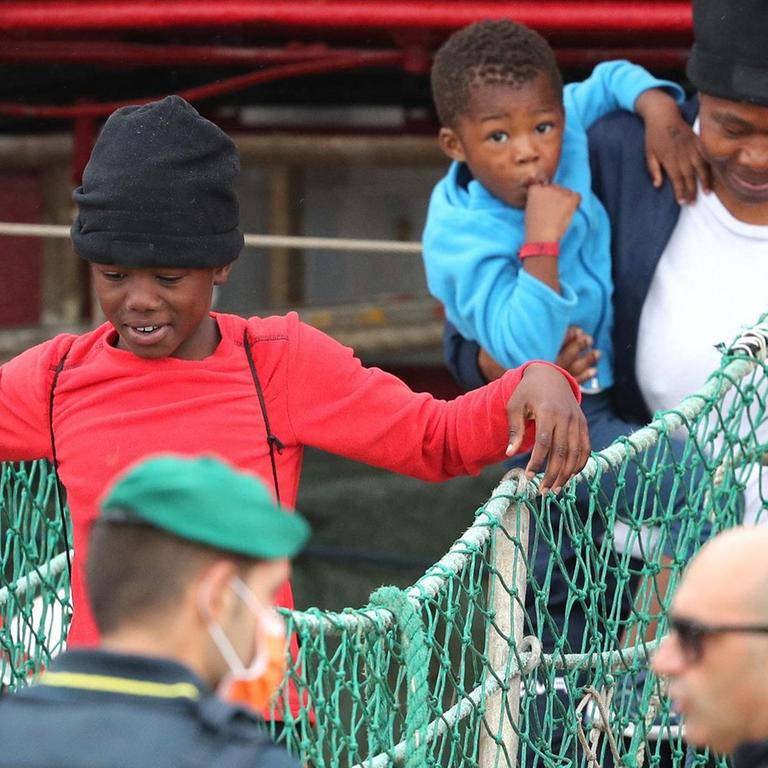 Gerettete Flüchtlinge verlassen das Seenotrettungsschiff Ocean Viking in Italien.