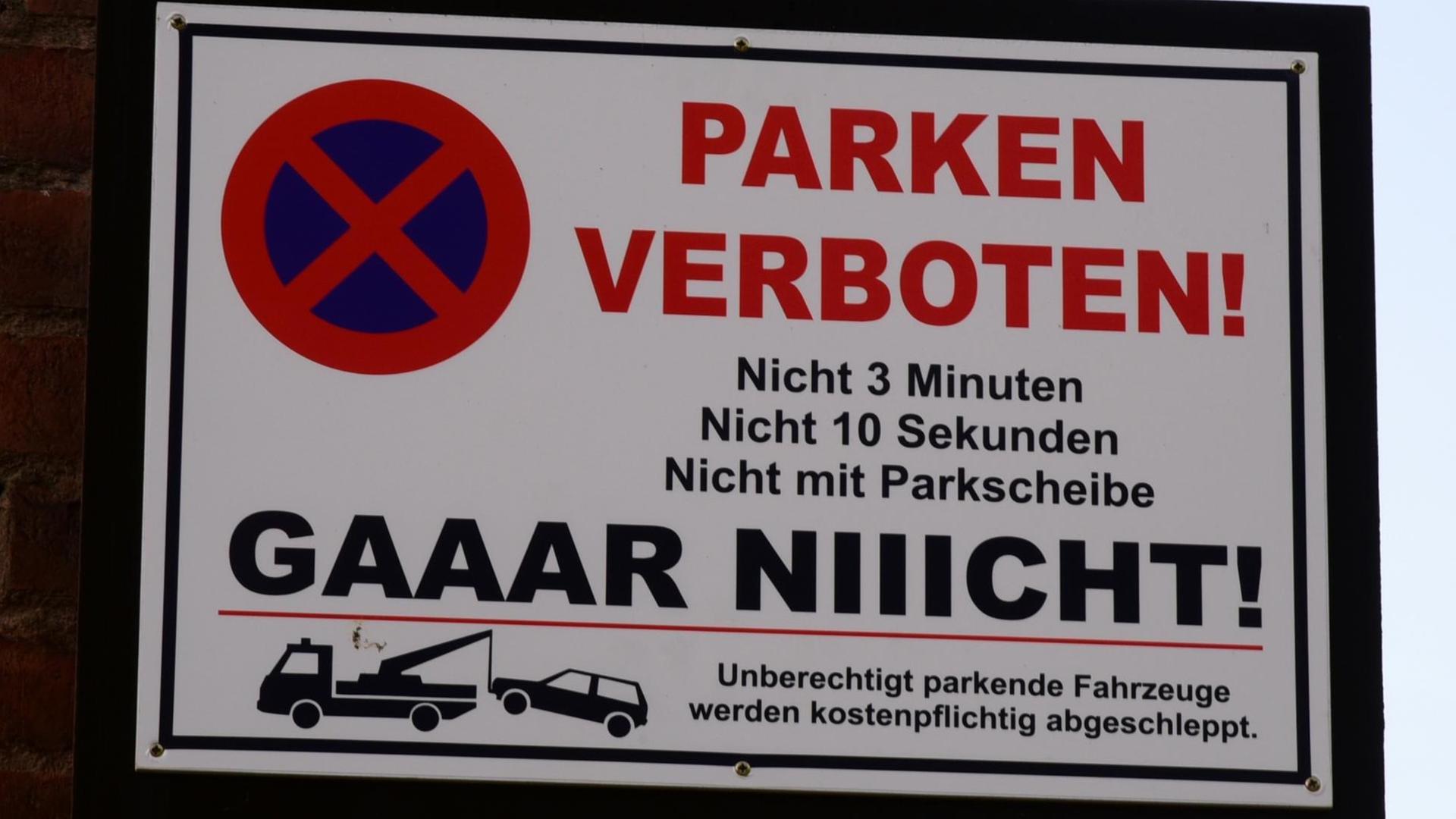 Ein Parkverbotsschild mit der Aufschrift «Parken verboten! Nicht 3 Minuten, nicht 10 Sekunden, nicht mit Parkscheibe. Gaaar niiicht!»