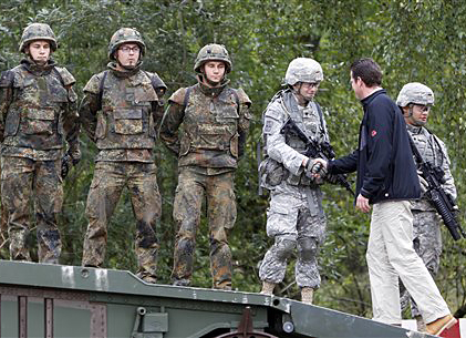 Verteidigungsminister Karl-Theodor zu Guttenberg besucht eine Truppenübung der Bundeswehr und der US-Army in der Nähe von Nürnberg.