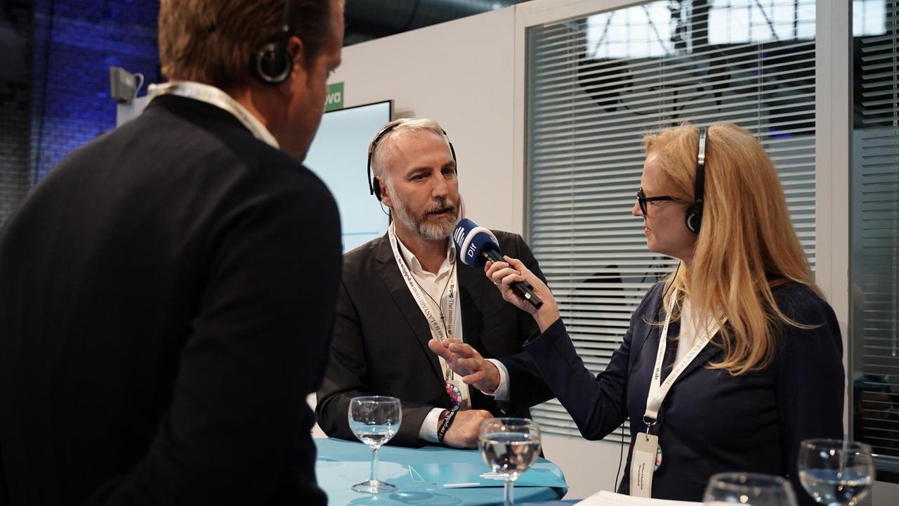 Medienforscher Florian Kerkau, Geschäftsführer von Goldmedia Research auf der re:publica 2019 im Gespräch mit Deutschlandfunk-Moderatorin Bettina Schmieding.