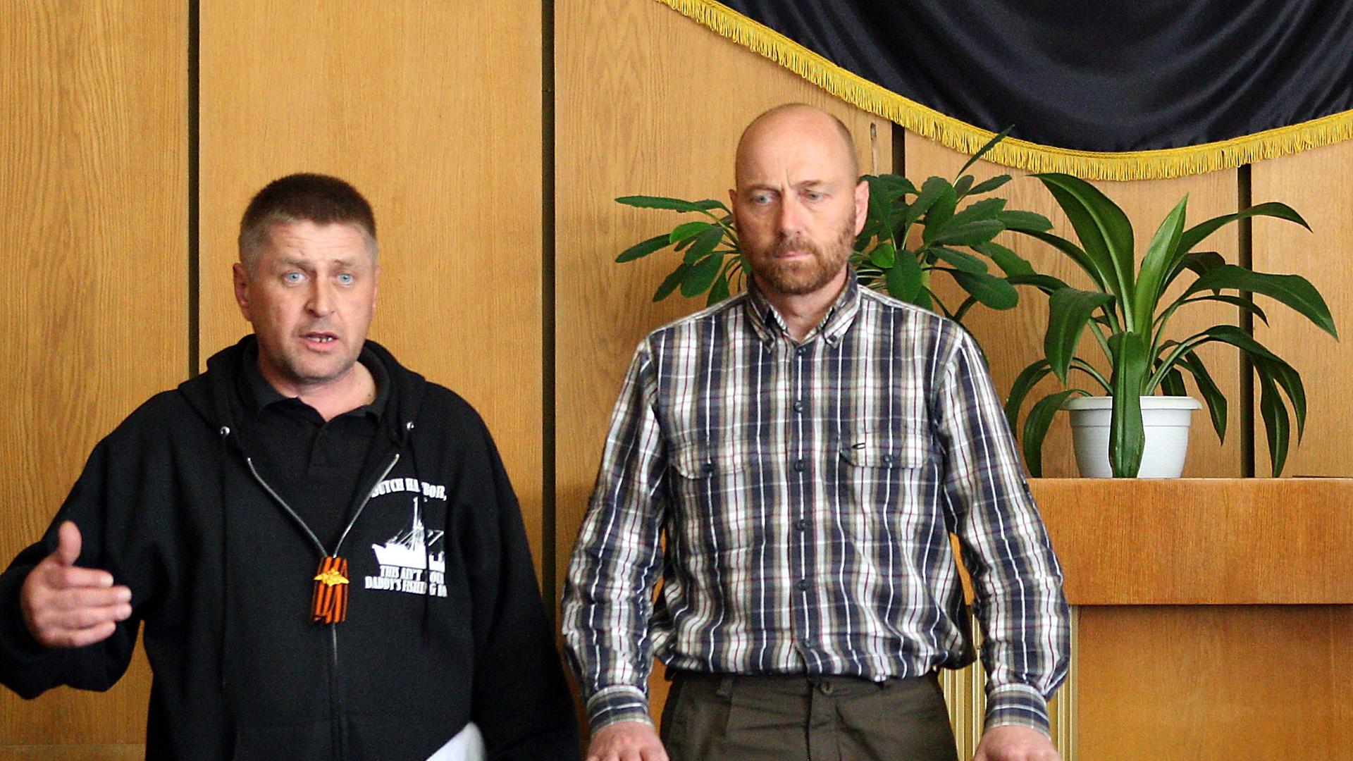 epa04182562 Part of the Organization for Security and Cooperation in Europe (OSCE) military observers and the so called People's Mayor of Slavyansk Vyacheslav Ponomarev (L) attend a press conference in Slaviansk, Ukraine, 27 April 2014. Speaking for the g epa04182562 Part of the Organization for Security and Cooperation in Europe (OSCE) military observers and the so called People's Mayor of Slavyansk Vyacheslav Ponomarev (L) attend a press conference in Slaviansk, Ukraine, 27 April 2014. Speaking for the g