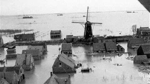 Februar 1953: Wie hier das Dörfchen Oude Tonge versanken vier Provinzen der Niederlande in den Fluten.