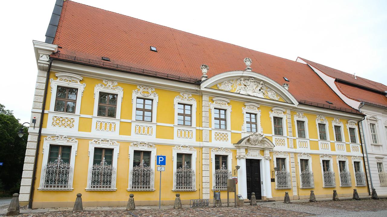 Von dem einst prächtigen Barockschloss in Zerbst in Sachsen-Anhalt stehen heute noch der imposante Ostflügel und ein Teil des Haupttraktes.